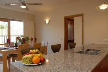 The Lakes Apartments - Accommodation Gladstone 4