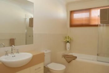 The Lakes Apartments - Accommodation Gladstone 3