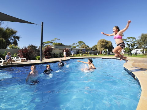 NRMA Eastern Beach Holiday Park - Accommodation Gladstone 1