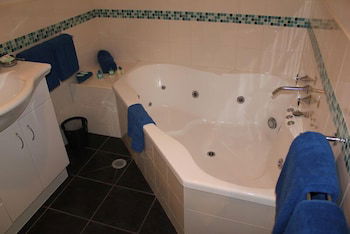 Lorne Bush House Cottages & Eco Retreats - Accommodation Gladstone 3