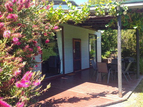 Valley Farm Vineyard Cottages - Accommodation Gladstone 6
