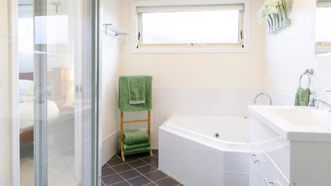 One Tree Bed & Breakfast - Accommodation Gladstone 3