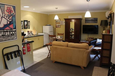 Ivy On Glenelg - Accommodation Gladstone 3