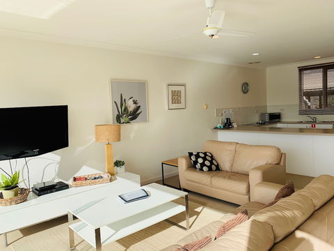 The Bluff Resort Apartments - Accommodation Gladstone 2