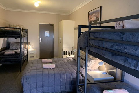 Aalberg Chalet - Accommodation Gladstone 7