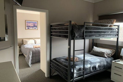 Aalberg Chalet - Accommodation Gladstone 5