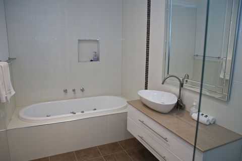 Yarra Glen Racecourse Apartments - Accommodation Gladstone 4