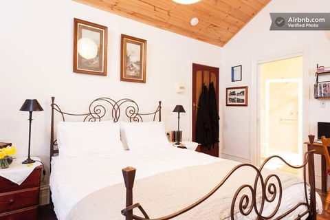 Stones Throw Cottage Bed & Breakfast - Accommodation Gladstone 2