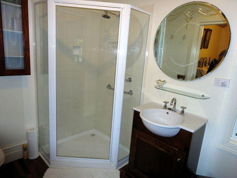 Stones Throw Cottage Bed & Breakfast - Accommodation Gladstone 4