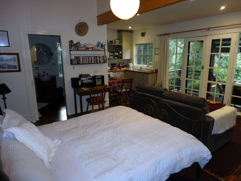 Stones Throw Cottage Bed & Breakfast - Accommodation Gladstone 1