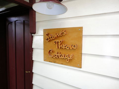 Stones Throw Cottage Bed & Breakfast - Accommodation Gladstone 0