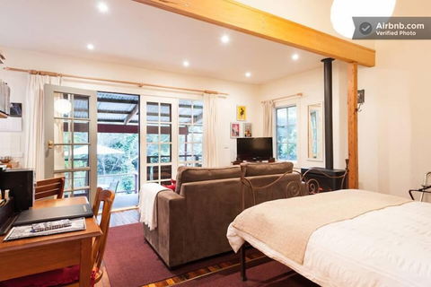 Stones Throw Cottage Bed & Breakfast - Accommodation Gladstone 3