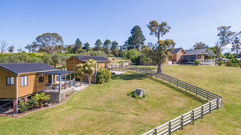 Hazelcreek Cottages - Accommodation Gladstone 1