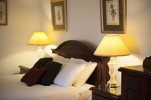 Cobb & Co Court Boutique Hotel - Accommodation Gladstone 0