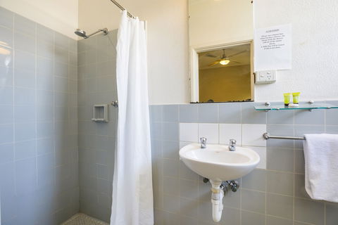 Esplanade Hotel - Accommodation Gladstone 3