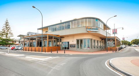 Esplanade Hotel - Accommodation Gladstone 1