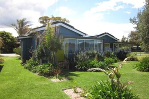 Lakes Waterfront Motel & Holiday Cottages - Accommodation Gladstone 1