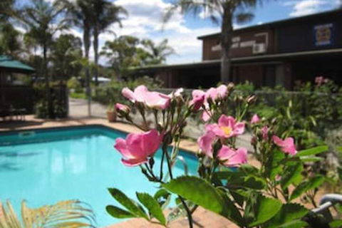 Lakes Waterfront Motel & Holiday Cottages - Accommodation Gladstone 2