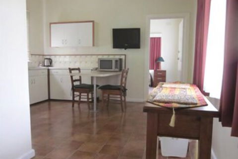 Lakes Waterfront Motel & Holiday Cottages - Accommodation Gladstone 6