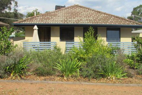 The Pommy Tree - Accommodation Gladstone 4