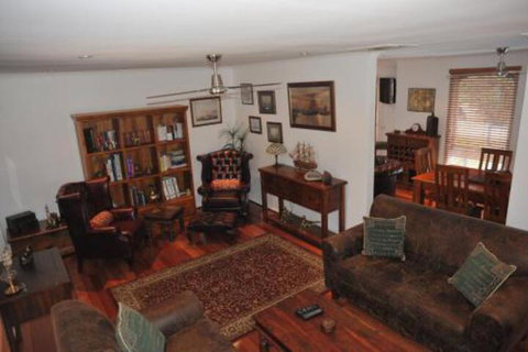 The Pommy Tree - Accommodation Gladstone 0