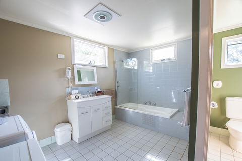 Cape Howe Cottages - Accommodation Gladstone 4