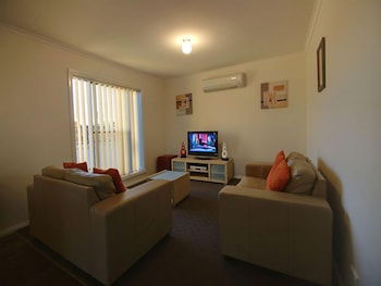 DBJ Holiday Units - Accommodation Gladstone 5