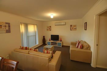 DBJ Holiday Units - Accommodation Gladstone 4