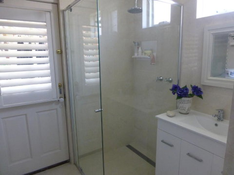 Lakeside Bed & Breakfast - Accommodation Gladstone 1