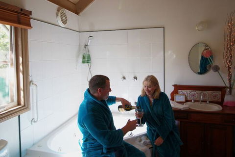 Olinda Country Cottages - Accommodation Gladstone 2
