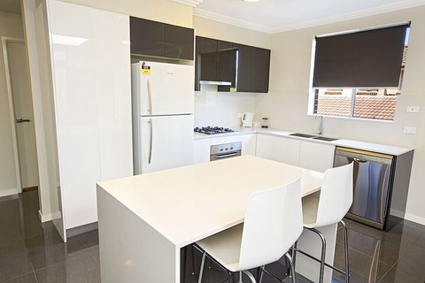 Astina Serviced Apartments Parkside - Accommodation Gladstone 4