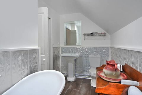 The Pines Bed & Breakfast - Accommodation Gladstone 7