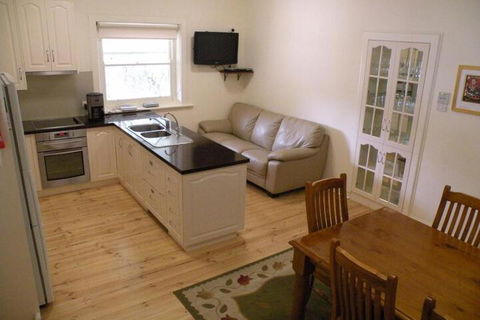 MacDonnell House Naracoorte - Accommodation Gladstone 7