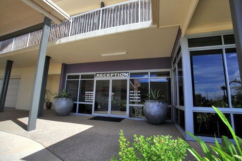 Mayfair Motel Emerald - Accommodation Gladstone 0