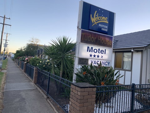 Tudor House Motel - Accommodation Gladstone 1