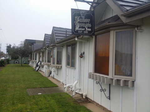 Tudor House Motel - Accommodation Gladstone 0