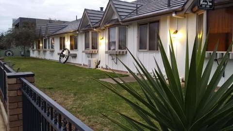 Tudor House Motel - Accommodation Gladstone 2