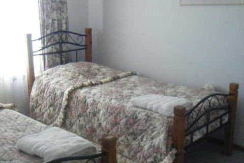 Catania Cottage & Farmhouse - Accommodation Gladstone 4