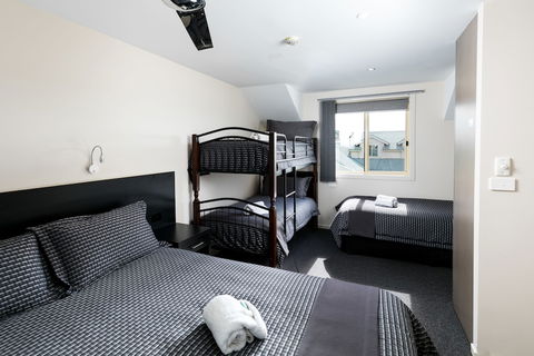Dolphin Shores - Accommodation Gladstone 1