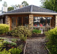 Magdala Motor Lodge  Lakeside Restaurant - Accommodation Gladstone