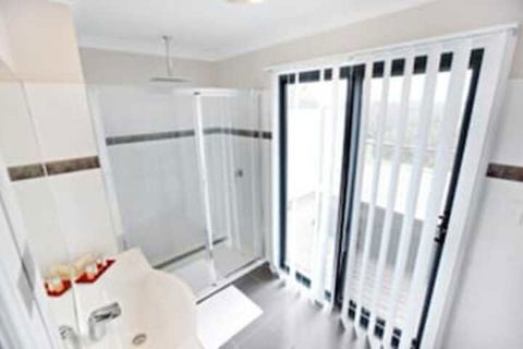 Scarlet Woods Chalets - Accommodation Gladstone 6