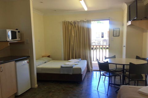Inland Oasis Motel - Accommodation Gladstone 4
