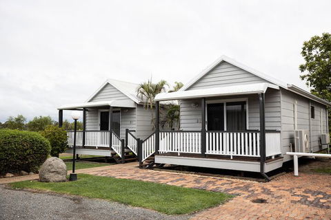 Hotel Settlers - Accommodation Gladstone 3
