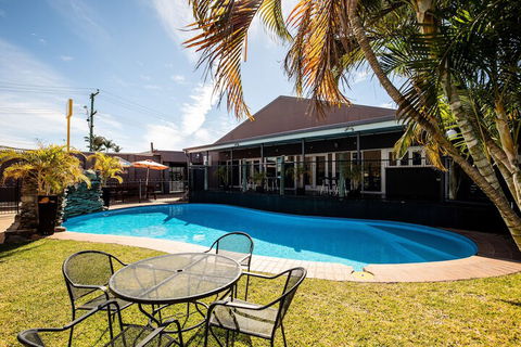 Hotel Settlers - Accommodation Gladstone 4