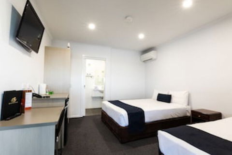 Hotel Settlers - Accommodation Gladstone 0