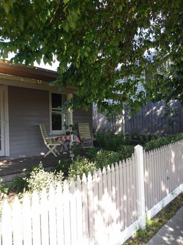 Cream Cottage - Accommodation Gladstone 1