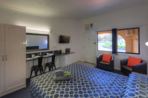 Twin Swans Motel - Accommodation Gladstone 0