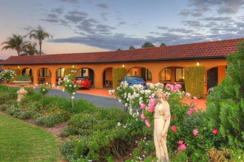 Twin Swans Motel - Accommodation Gladstone 1
