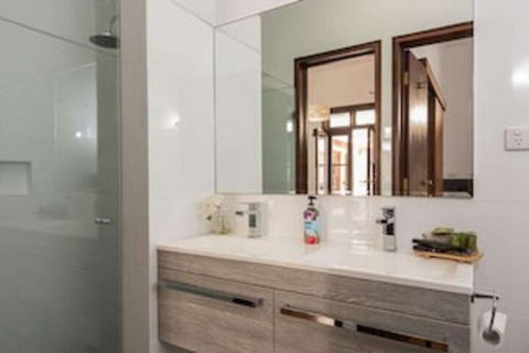 Fairway Manor Accommodation - Accommodation Gladstone 0