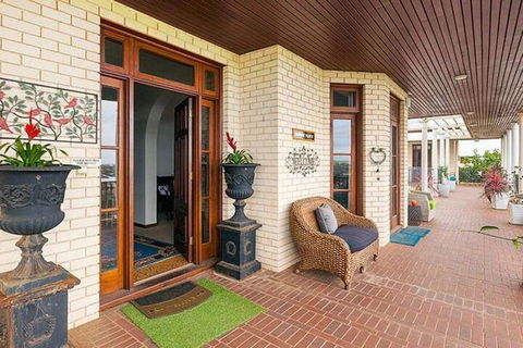 Fairway Manor Accommodation - Accommodation Gladstone 1